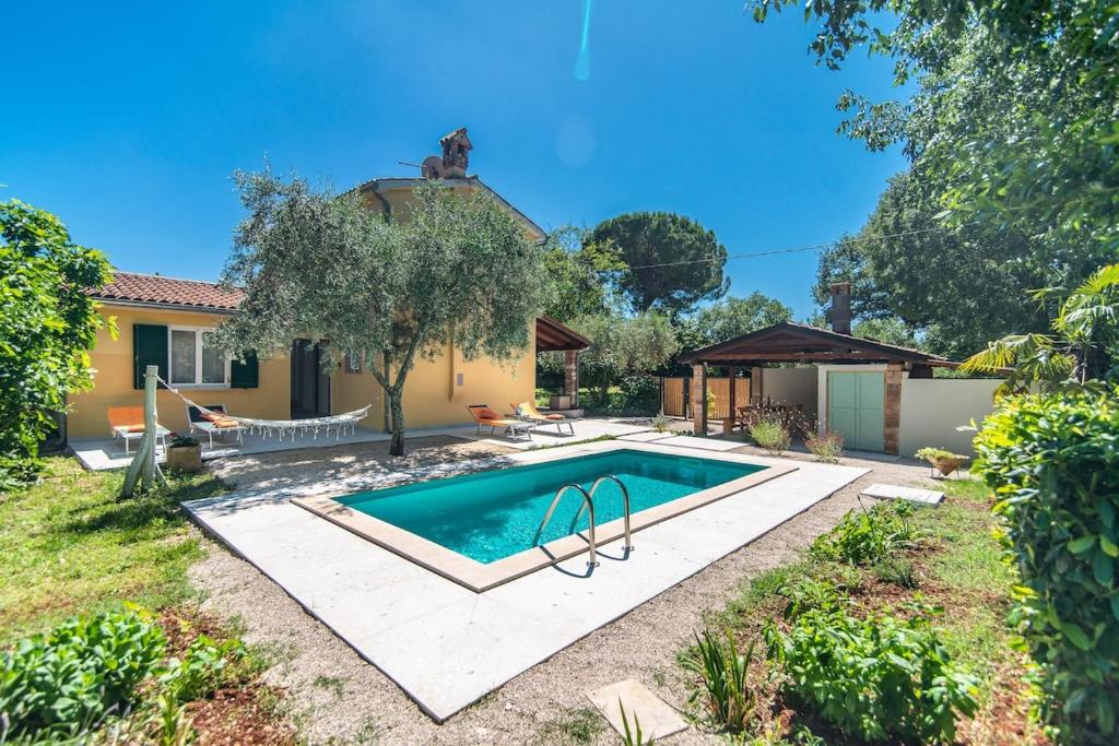 a backyard with a swimming pool and a house at Casa Peronospora by Kompas Villas in Čepljani