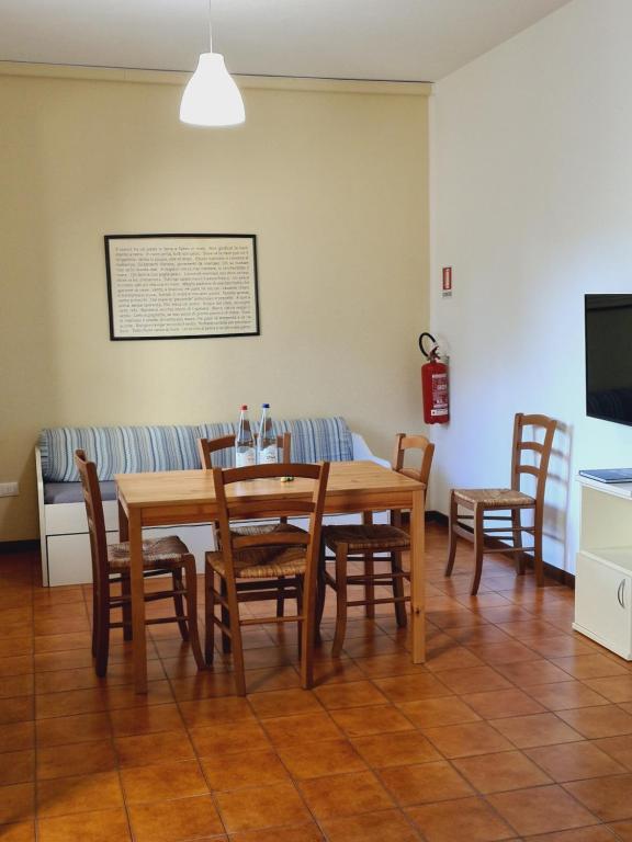 Televízia a/alebo spoločenská miestnosť v ubytovaní Caletta Apartments