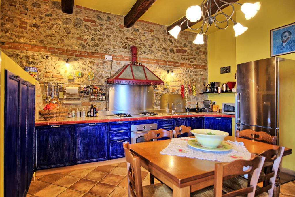 Kuchyňa alebo kuchynka v ubytovaní Villa Sabrina by PosarelliVillas