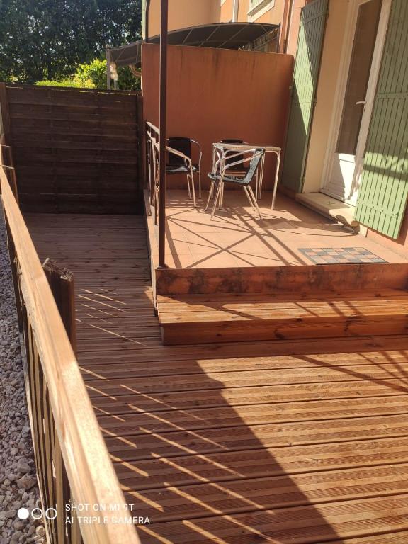 une terrasse avec deux chaises et une table. dans l'établissement Gîte les coquelicots 2 Quartier résidentiel ( 2 * ), à LʼIsle-sur-la-Sorgue