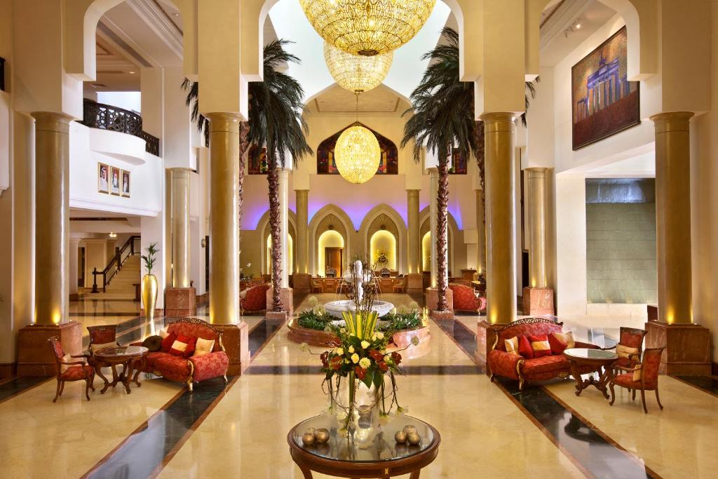 Posezení v ubytování Ajman Hotel & Villas by Blazon Hotels