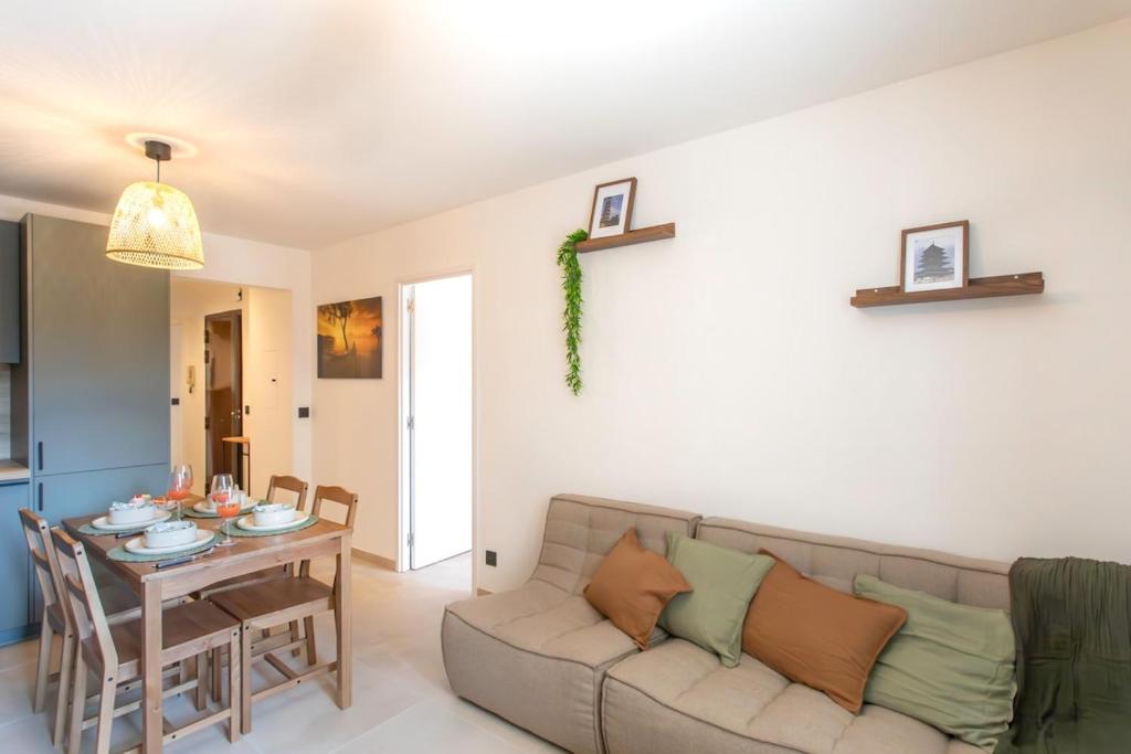 un salon avec un canapé et une table dans l'établissement #41 Flat for 6, 3 Bdrs Parking Wifi 5mins walk Tram T1, à Nice