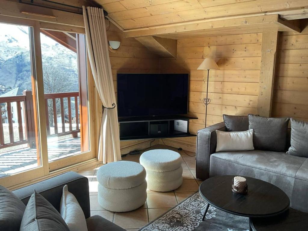 Μια τηλεόραση ή/και κέντρο ψυχαγωγίας στο Spacieux chalet 8 pers avec piscine, spa et pied des pistes - 3 étoiles Atout France - FR-1-461-21