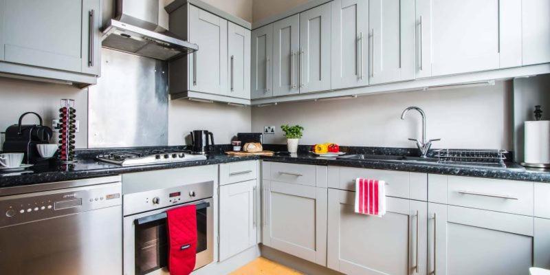 O bucătărie sau chicinetă la Super Chic 1-Bedroom Urban Hideaway