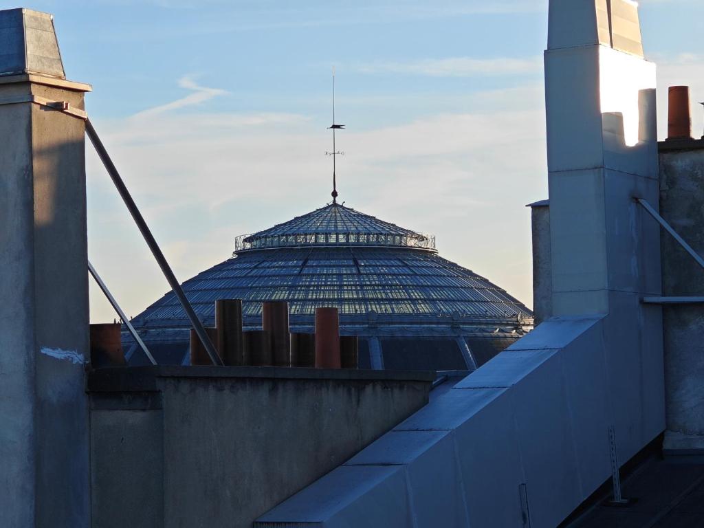 - une vue sur un bâtiment avec un toit en dôme dans l'établissement Paris RoofTop, à Paris