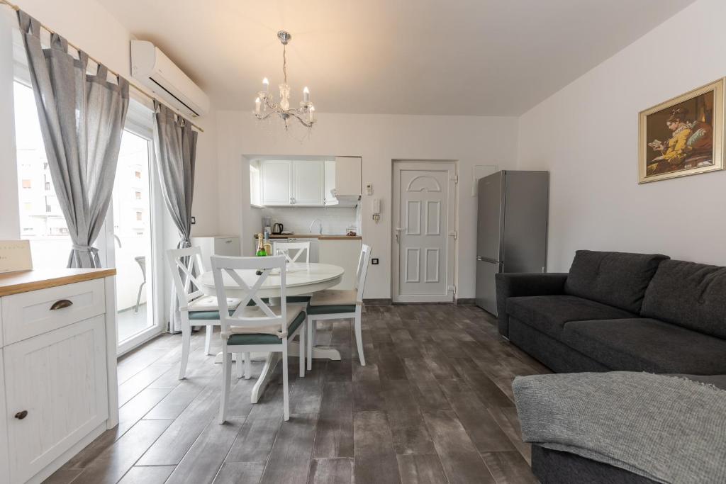 House Niko M with 6 apartments