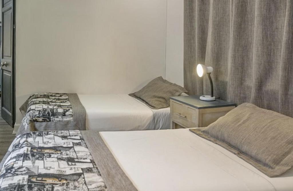 Postel nebo postele na pokoji v ubytování Hotel El Rosedal