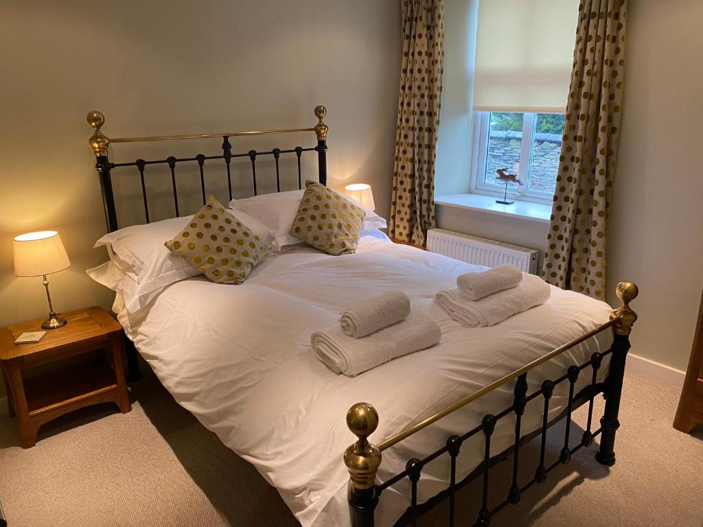 ein Schlafzimmer mit einem Bett mit Handtüchern darauf in der Unterkunft Riverside Cottage with secure bike storage in Staveley