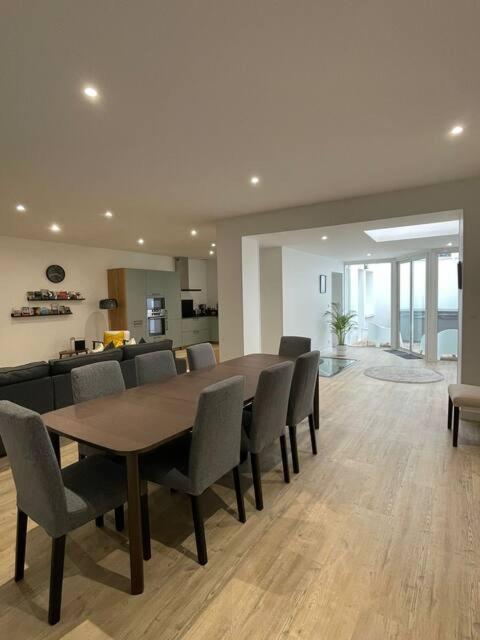 une salle à manger avec une table et des chaises dans l'établissement Belle Maison Loft patio jacuzzi clim Tours, à Tours