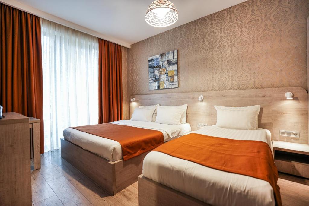 Postel nebo postele na pokoji v ubytování 1 Hotel Borjomi