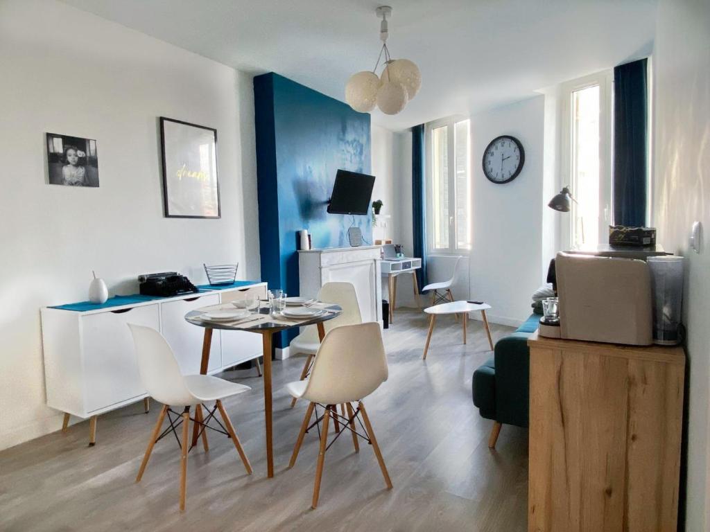 Μια τηλεόραση ή/και κέντρο ψυχαγωγίας στο T2 Moderne & Lumineux À Deux Pas du Vieux-Port !