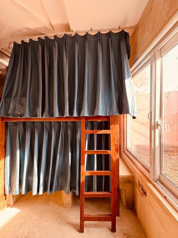 Palanda nebo palandy na pokoji v ubytování Compass Hostel