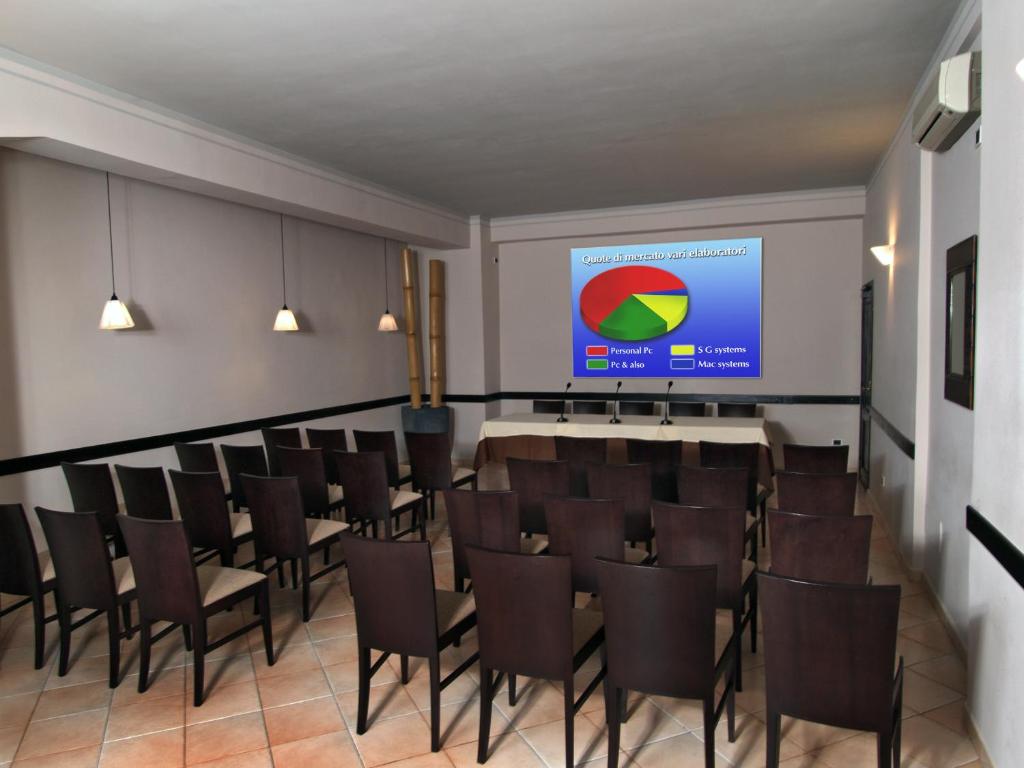The business area and/or conference room at Hotel Gialletti