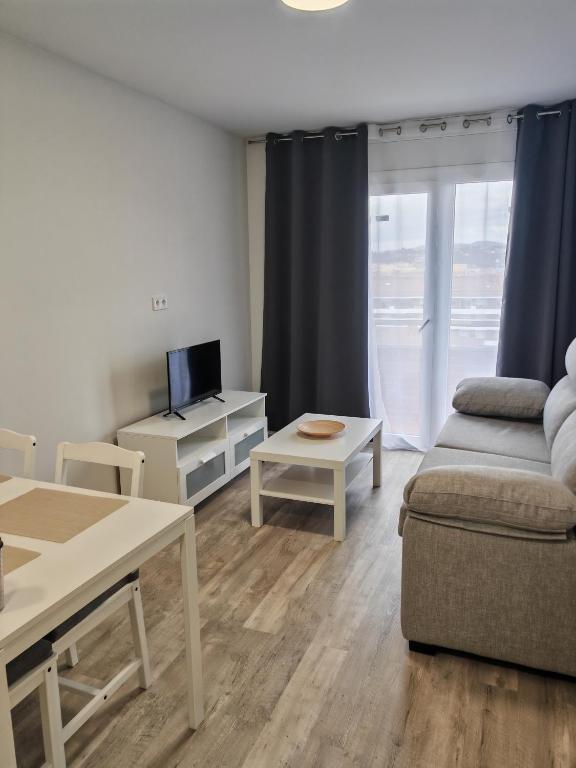 Televízia a/alebo spoločenská miestnosť v ubytovaní Apartament with sea view