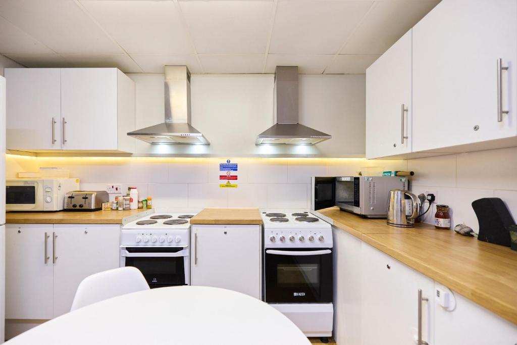 Kuchyň nebo kuchyňský kout v ubytování Louise House Hostel