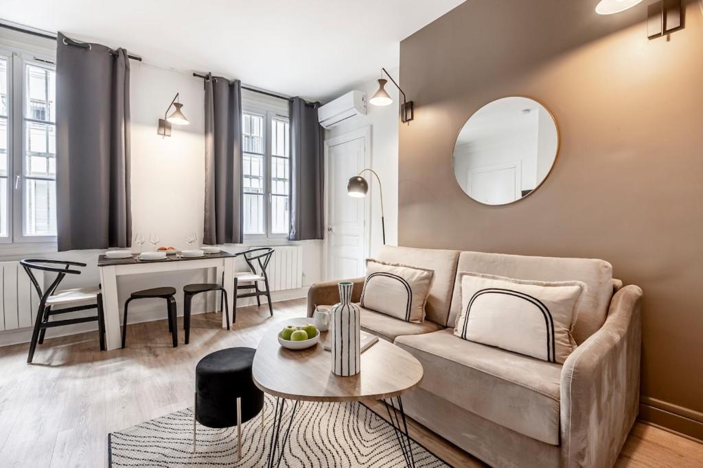 un salon avec un canapé et une table dans l'établissement A21#Republique # Marais # 1BedRoom # Paris03 # AC, à Paris