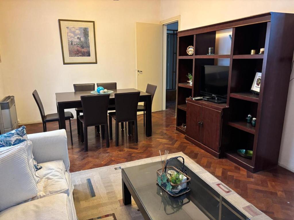 un salon avec un canapé et une salle à manger dans l'établissement En el corazón de mendoza - Amplio departamento, à Mendoza