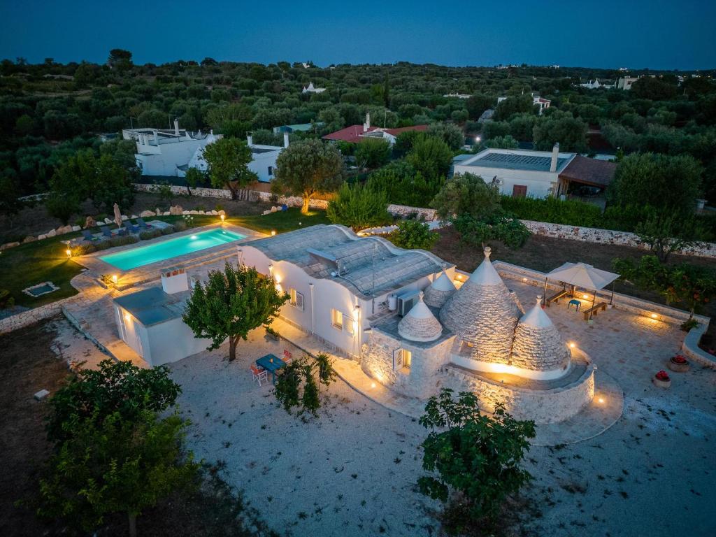 une vue aérienne d'une maison avec piscine dans l'établissement Trullo Adea, à Ceglie Messapica