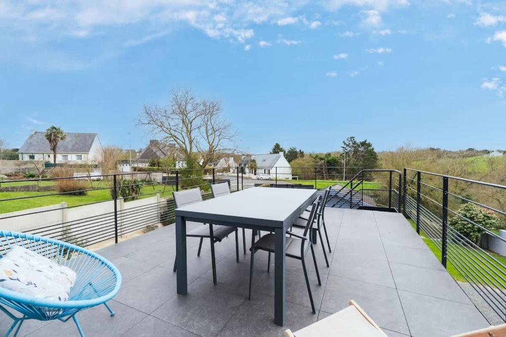 a patio with a table and chairs on a balcony at Maison avec terrasse proche plage et port de Binic in Binic-Etables-sur-Mer