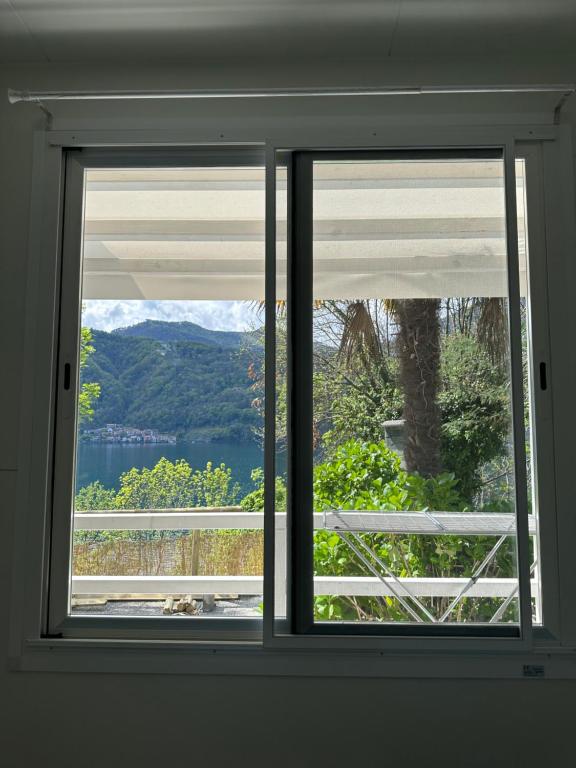 Vista generica sulle montagne o vista sulle montagne dall'interno del campeggio