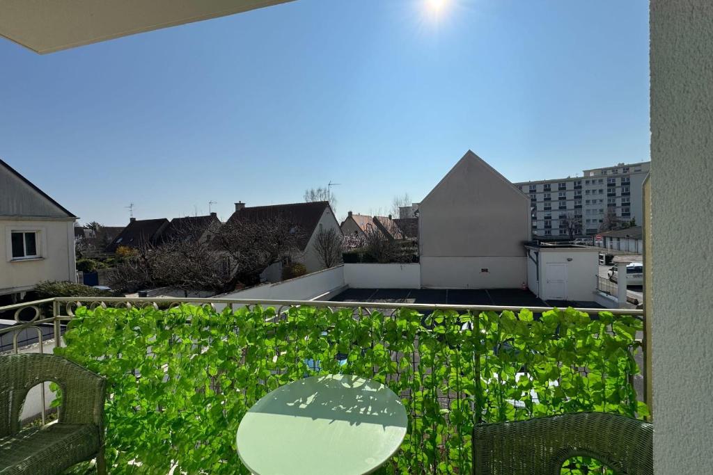 une vue depuis le balcon d'une maison dans l'établissement T2 well equipped with balcony in Caen, à Caen