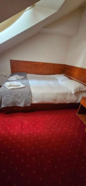 Postel nebo postele na pokoji v ubytování Hotel Olimp - 2 stele