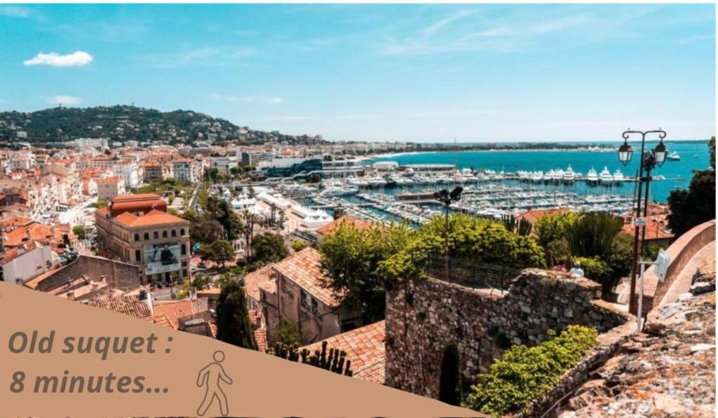 un homme debout au sommet d'un bâtiment surplombant une ville dans l'établissement Villa Goya, à Mougins