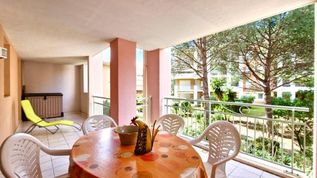 une pièce avec une table et des chaises sur un balcon dans l'établissement T3 dans une résidence de vacances, à Fréjus