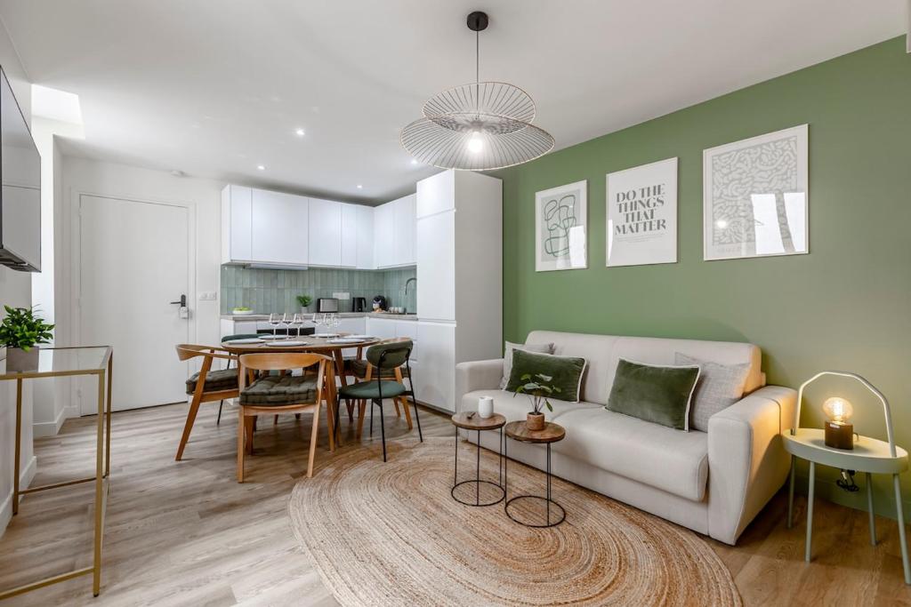 un salon avec un canapé et une table dans l'établissement B42#République#Marais#1BedRoom#Paris03#AC, à Paris