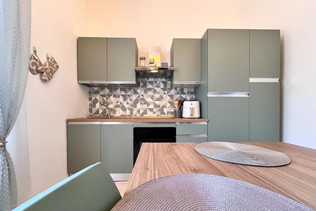 una piccola cucina con tavolo e bancone di Le dimore di Traiano a Civitavecchia