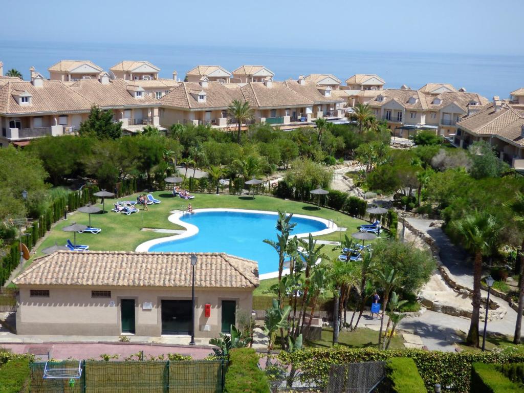 an aerial view of a resort with a swimming pool at Casa adosada cerca del centro y la playa in Alcaidesa