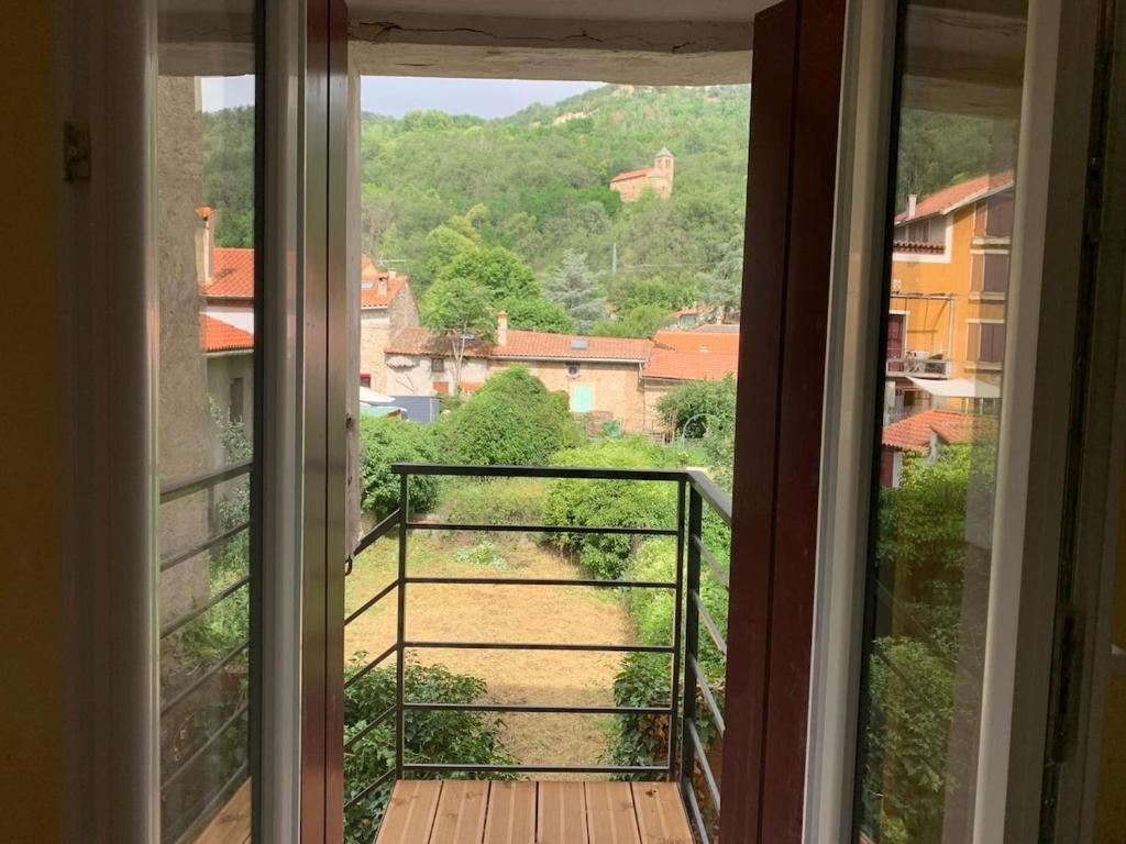Cette chambre avec fenêtre offre une vue sur un balcon. dans l'établissement Charmante Maison de village en montagne avec jardin, à Sahorre