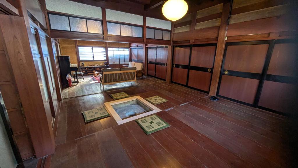 Fotografie z fotogalerie ubytování 一棟貸し古民家オープニングセール中 赤ちゃんから楽しめる文化庁選定重要伝統的建造物 築130年"古民家ゆうなぎ"小松空港から35分 金沢から60分 v destinaci Kaga