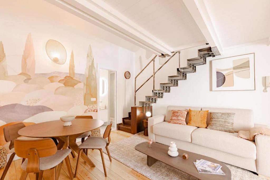 un salon avec un canapé blanc et une table dans l'établissement Cannes Loft 1 bedroom - 3R, à Cannes
