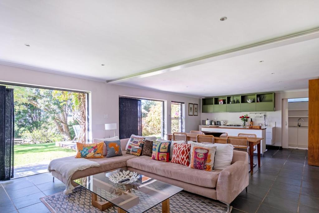 ケープタウンにあるApartment on Constantia wine routeのソファとテーブルのあるリビングルーム