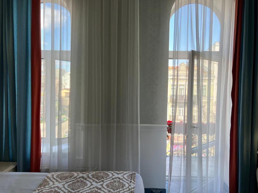 Postel nebo postele na pokoji v ubytování Royal Grand Hotel
