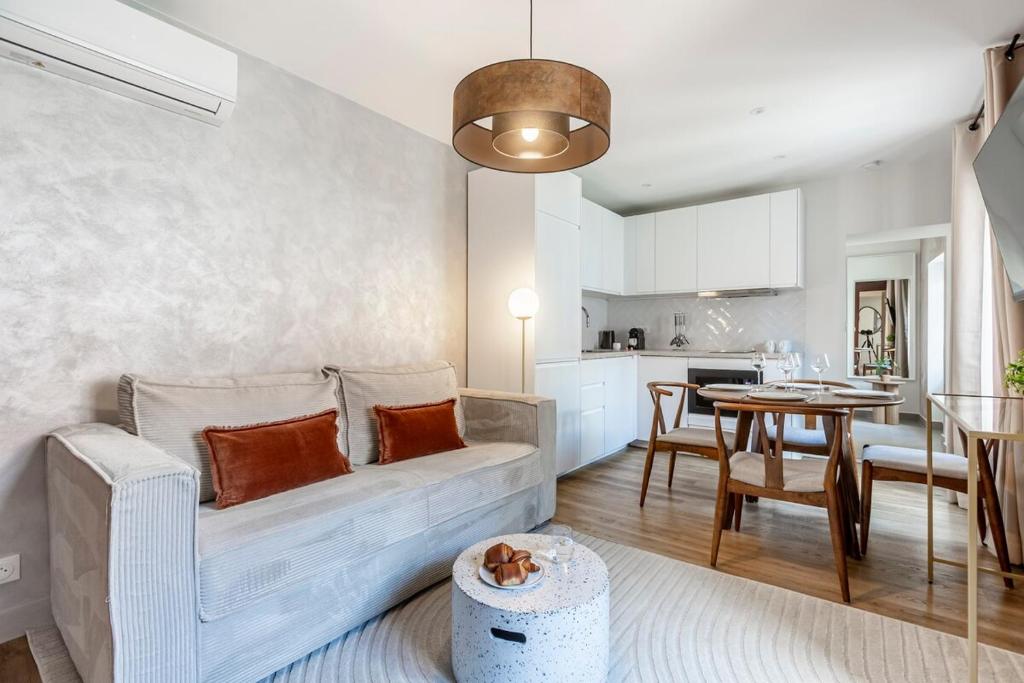 un salon avec un canapé et une table dans l'établissement B41#République#Marais#1BedRoom#Paris03#AC, à Paris