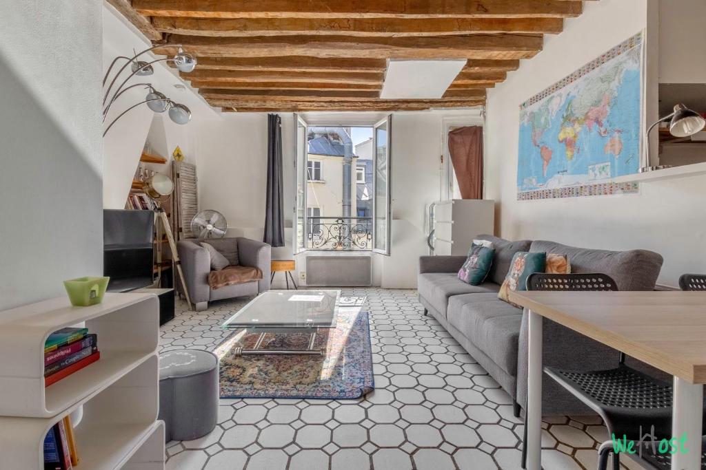 un salon avec un canapé et une table dans l'établissement Dauphine - LB - Appartement bien placé place Dauphine, à Paris
