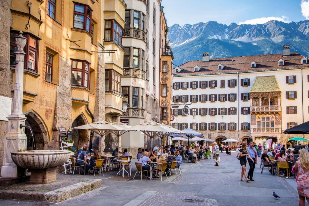 Nespecifikovaný výhled na hory nebo výhled na hory při pohledu z hotelu