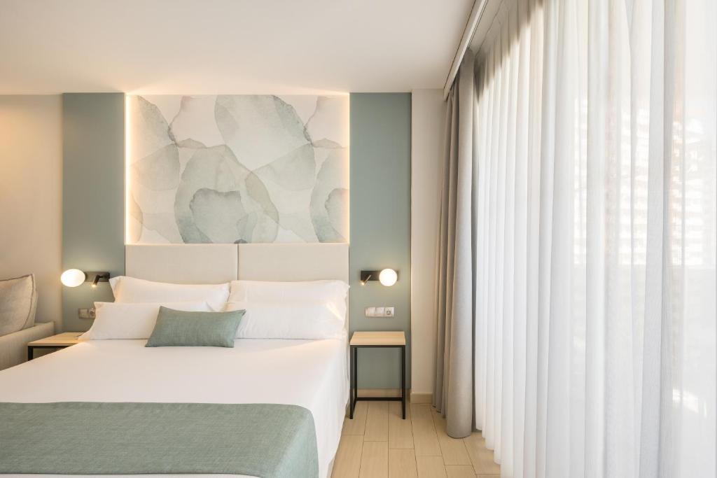 Cama ou camas em um quarto em AR Diamante Beach & SPA Hotel 4 SUP