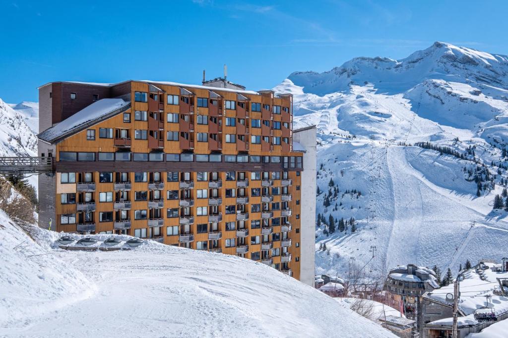 un bâtiment au sommet d'une montagne enneigée dans l'établissement Rénové - Résidence Pierre & Vacances Capella, à Avoriaz