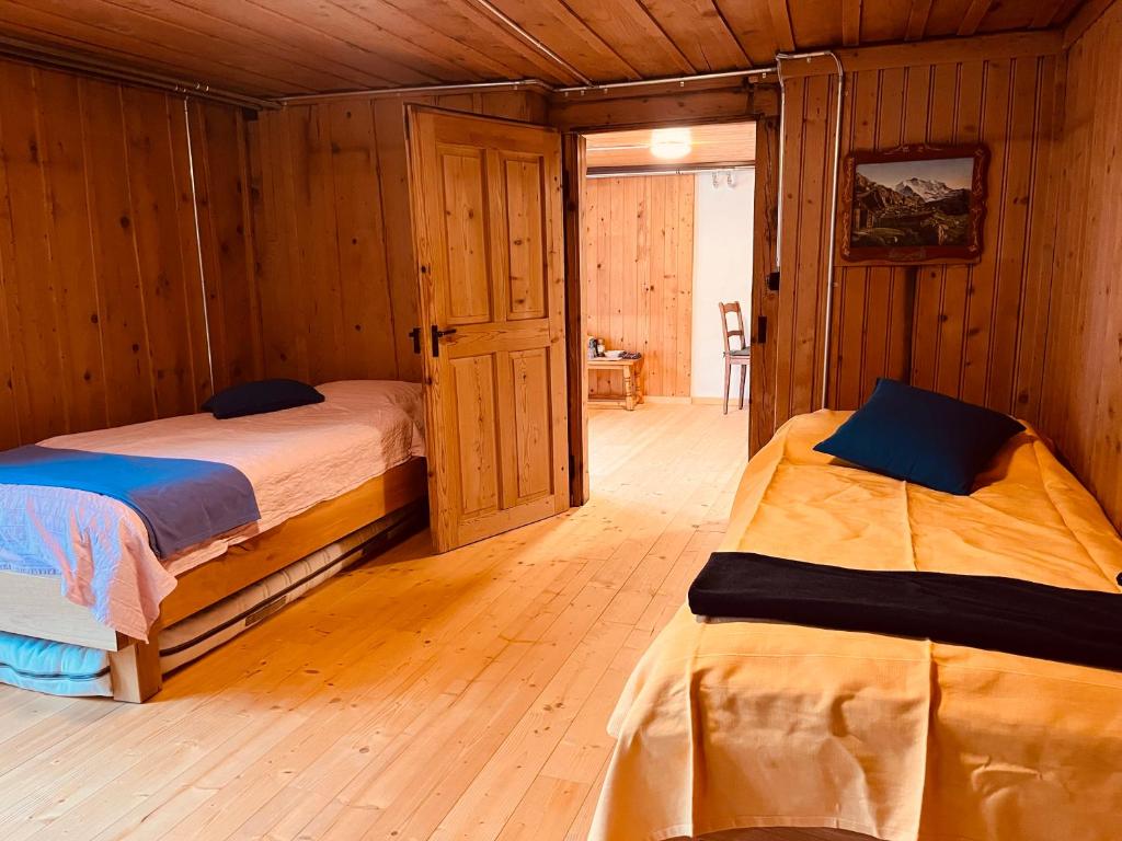 Postel nebo postele na pokoji v ubytování Blüemlisalp-Huus im Kiental
