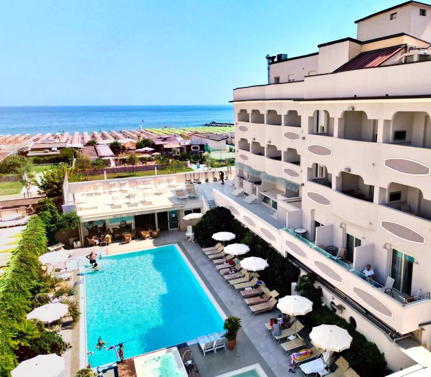 Bazén v ubytování Hotel Derby Exclusive nebo v jeho okolí