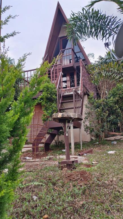 Puutarhaa majoituspaikan Algohuts ulkopuolella