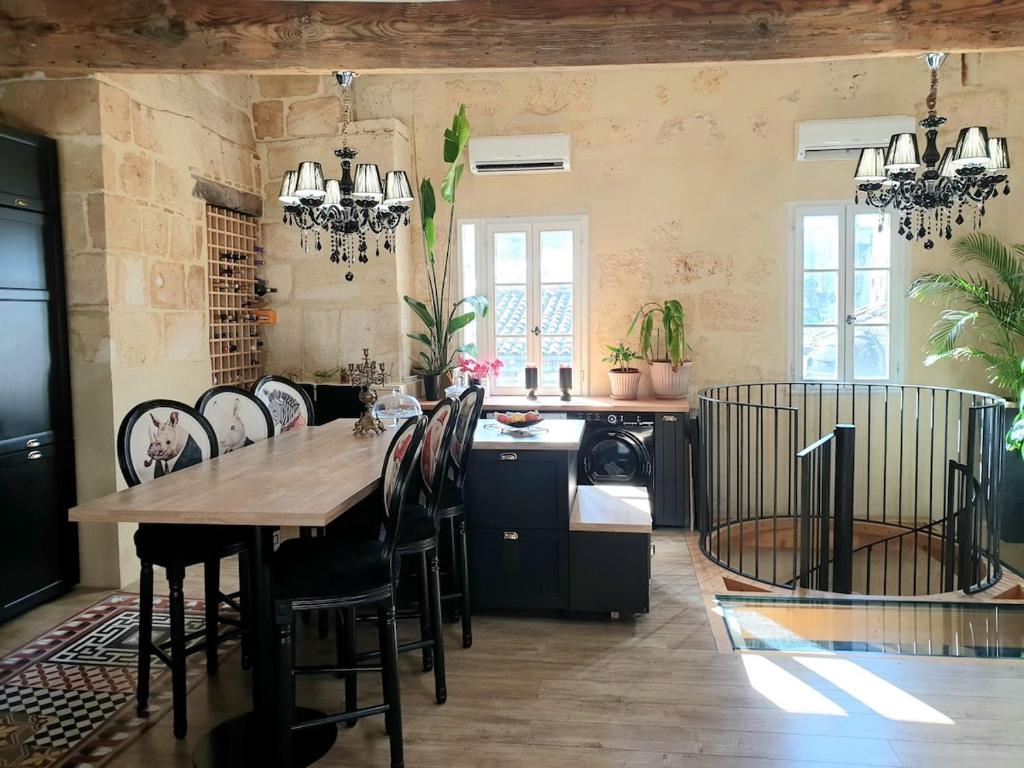 une cuisine avec une table et des chaises en bois dans l'établissement Joli duplex au cœur de Saint Pierre, à Bordeaux