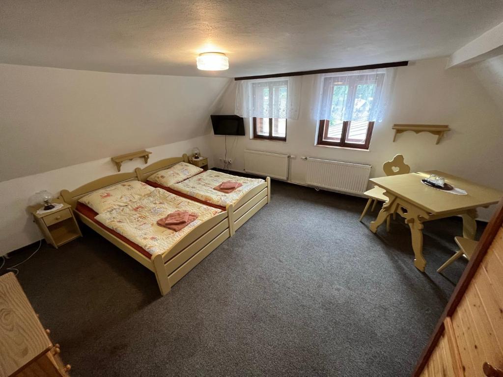 Postel nebo postele na pokoji v ubytování Penzion Dřevák