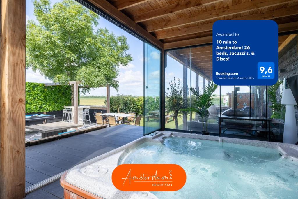 una vasca idromassaggio in una casa con un cartello di Amsterdam Group Stay - Jacuzzi, Sauna & Cinema a Zwanenburg