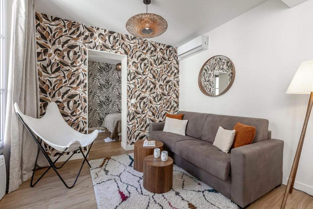un salon avec un canapé et une chaise dans l'établissement B31#République#Marais#1BedRoom#Paris03#Air conditioning, à Paris