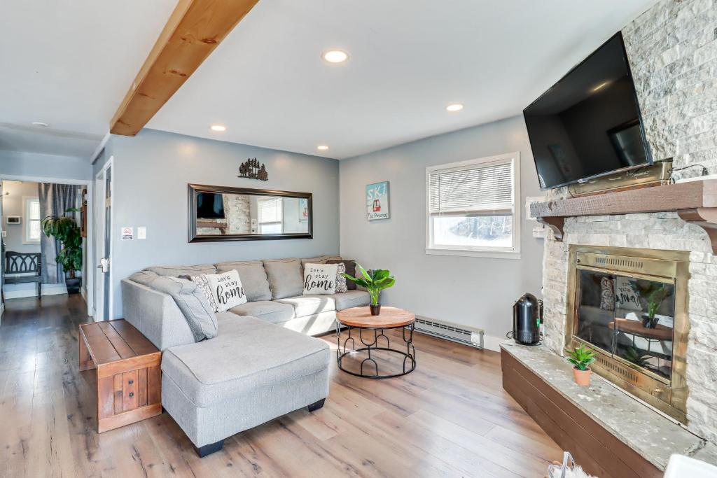 ein Wohnzimmer mit Couch und Kamin in der Unterkunft Fire Pit and Game Room Spacious Poconos Retreat! in Long Pond