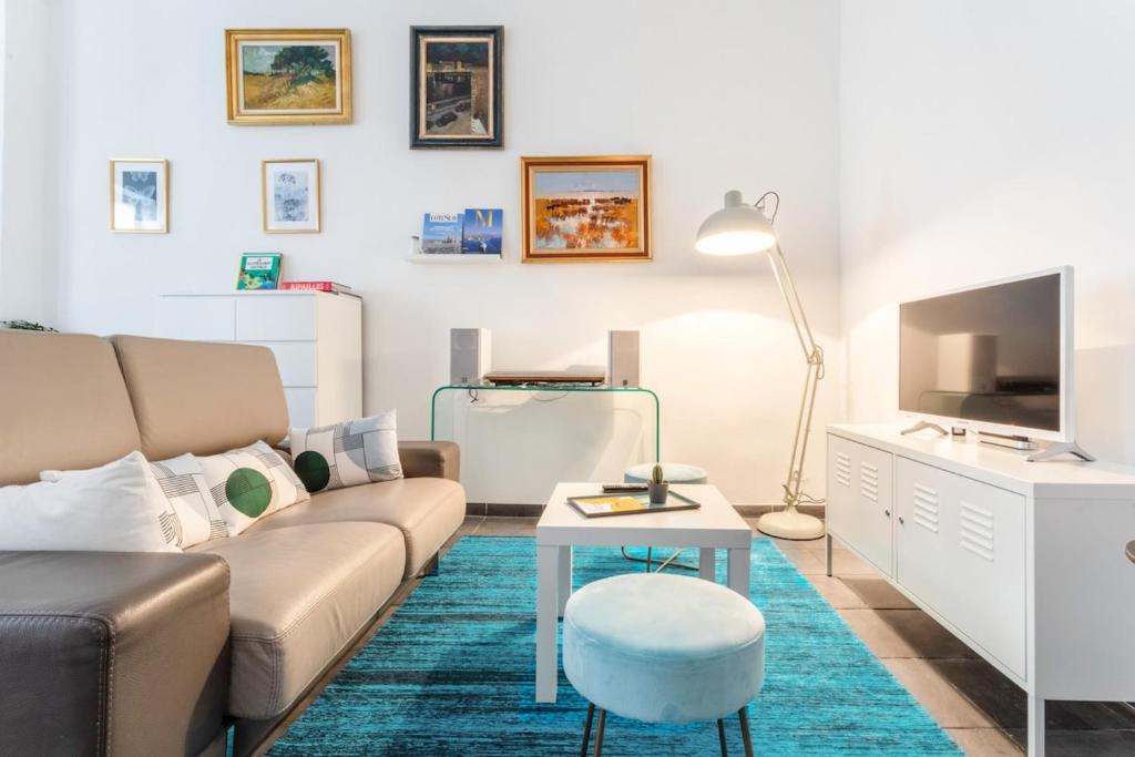 un salon avec un canapé, une table et une télévision dans l'établissement GRAND APPARTEMENT, Gare Saint-Charles à 5 min, à Marseille